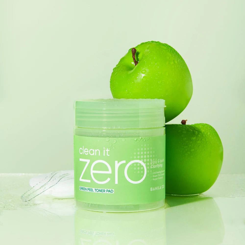 Vaso verde con testo. Due mele verdi accanto. Scritta: clean it zero, Green Peel Toner Pad.
