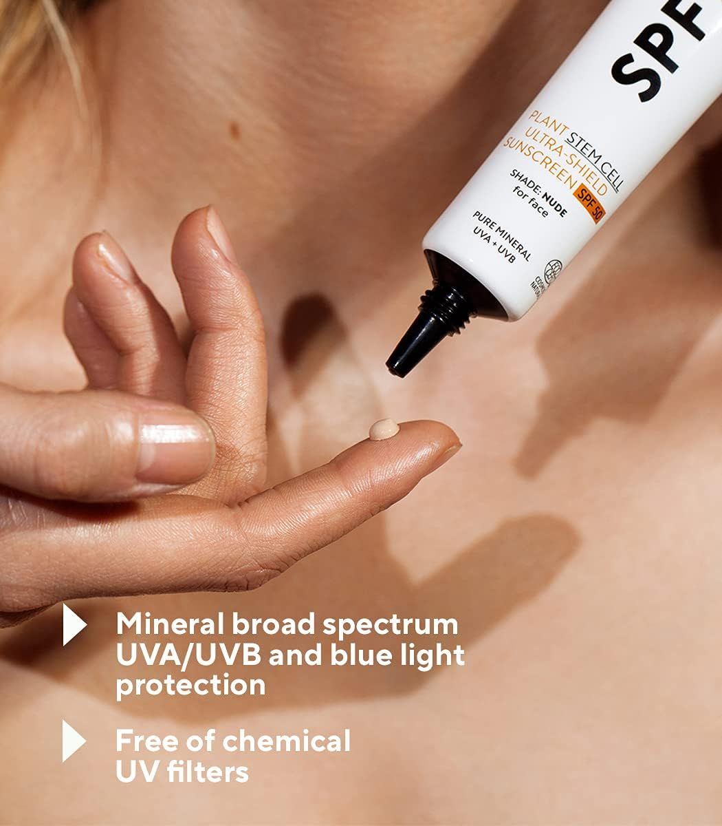 Prodotto applicato su un dito. Testo: Protezione UVA/UVB e luce blu a ampio spettro minerale. Senza filtri UV chimici.