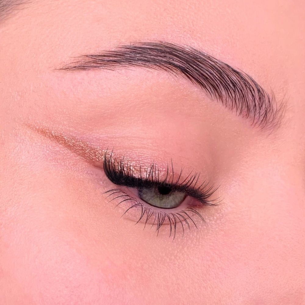 Occhio con eyeliner. Eyeliner dorato. Ciglia allungate.