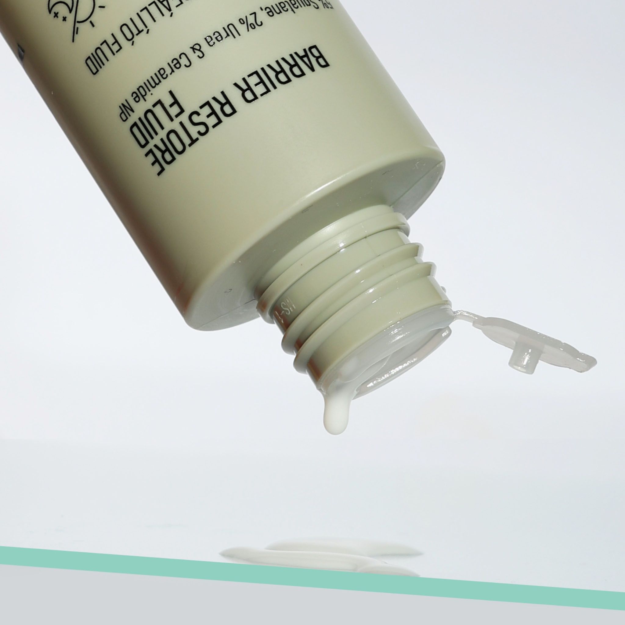 Flacone di Barrier Restore Fluid, una goccia fuoriesce.