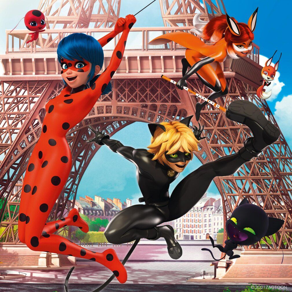 Ladybug e Cat Noir davanti alla Torre Eiffel. Altri personaggi volano sullo sfondo. Scena di Miraculous.