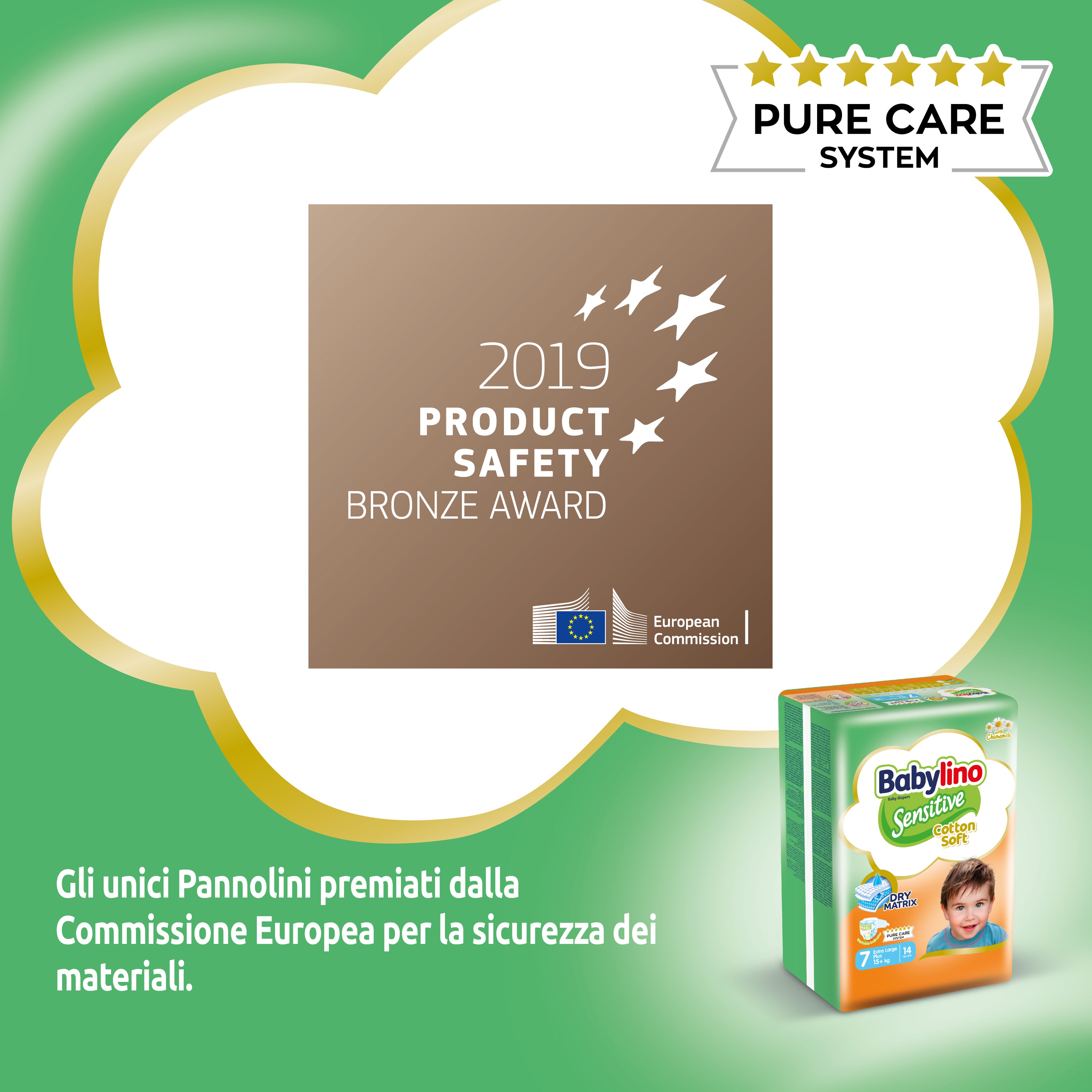 Premio '2019 PRODUCT SAFETY BRONZE AWARD'. Confezione di pannolini Babylino Sensitive sullo sfondo. Logo europeo.