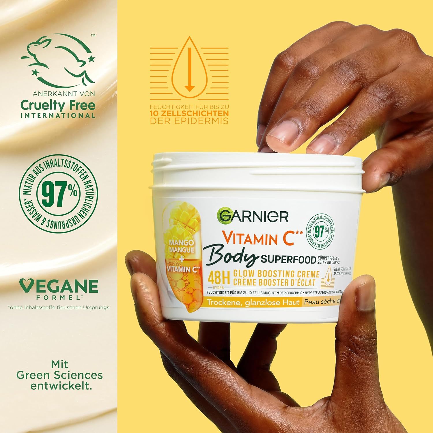 Mani che tengono un vasetto bianco con coperchio giallo. Scritta: Garnier Vitamin C Body Superfood. Logo vegano. Testo: 48h idratazione.