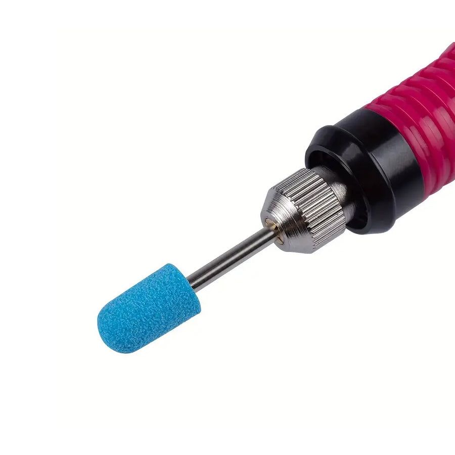 Fresa per unghie con cono abrasivo blu. La fresa è parzialmente visibile, con impugnatura rosa.