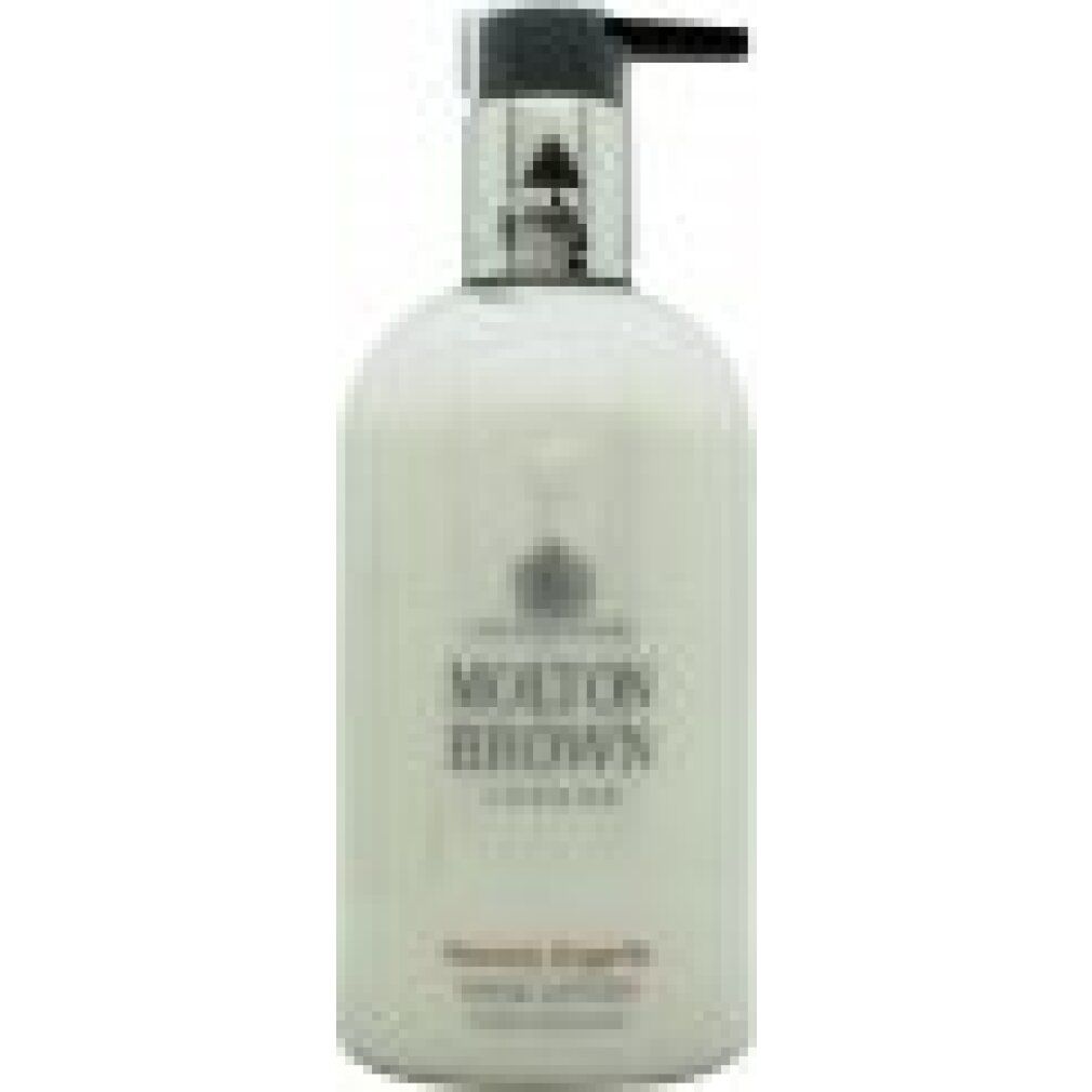 Flacone di lozione per le mani bianco con erogatore argentato. Scritta: Molton Brown London, Heavenly Gingerlily Hand Lotion, Made in England.