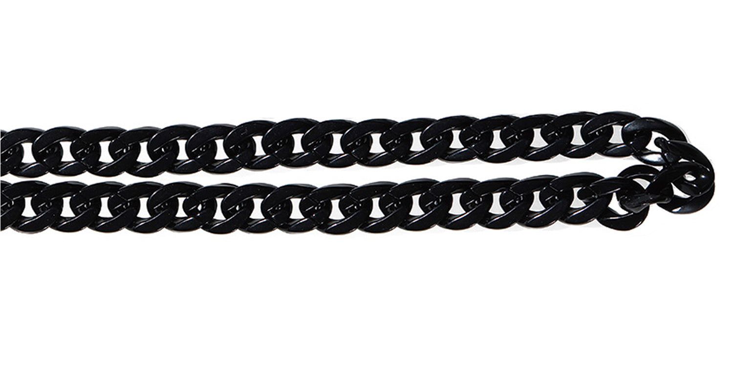 Primo piano di una catena per occhiali nera a maglie. Su sfondo bianco.