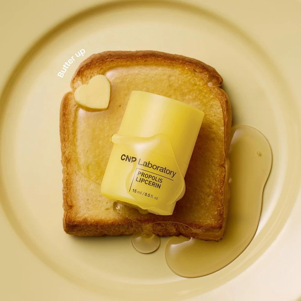 Burro labbra giallo su toast con burro. Testo: CNP Laboratory PROPOLIS LIPCERIN 15 ml.