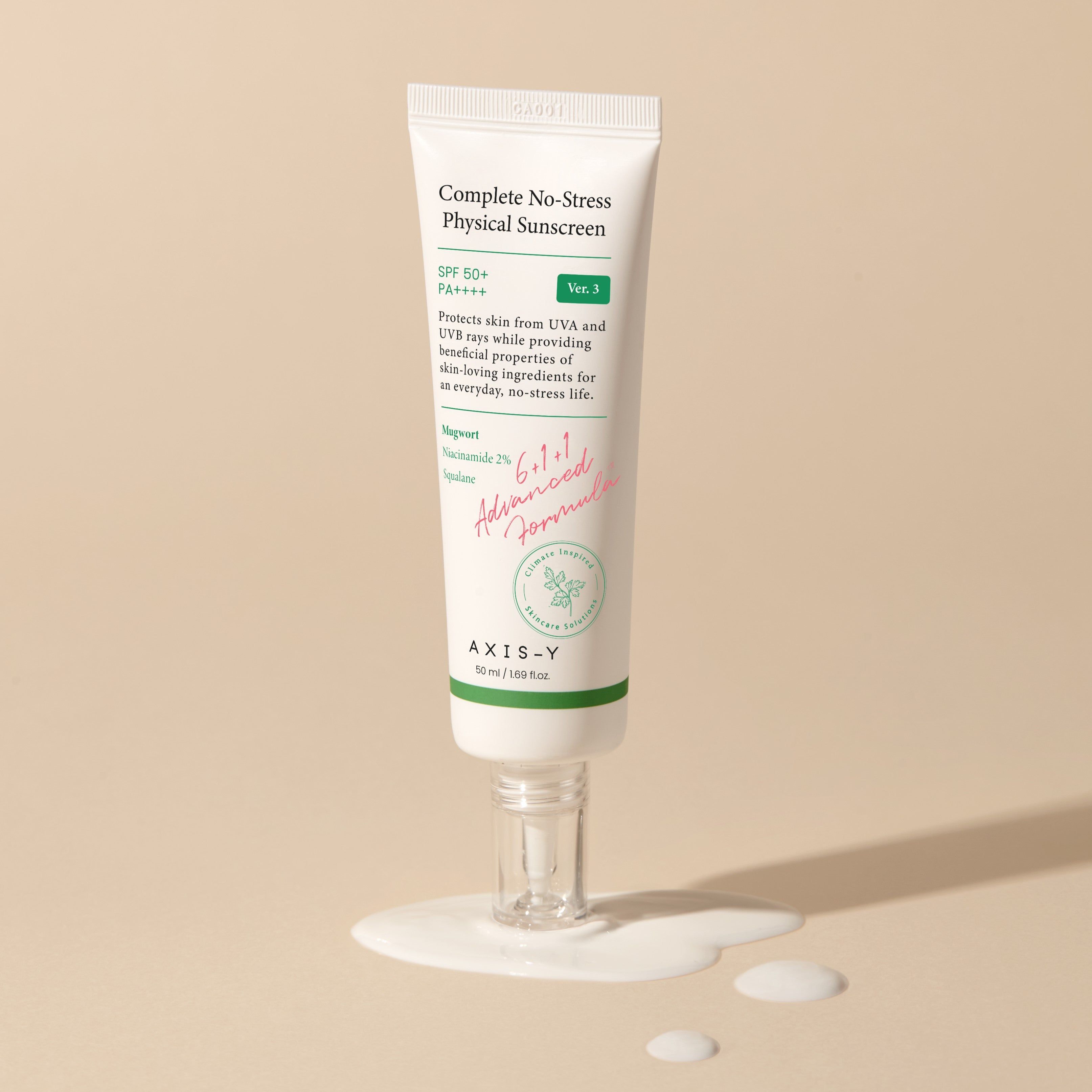 Tubetto AXIS-Y Complete No-Stress Physical V.3 SPF 50. Bianco con dettagli verdi. Prodotto su sfondo.