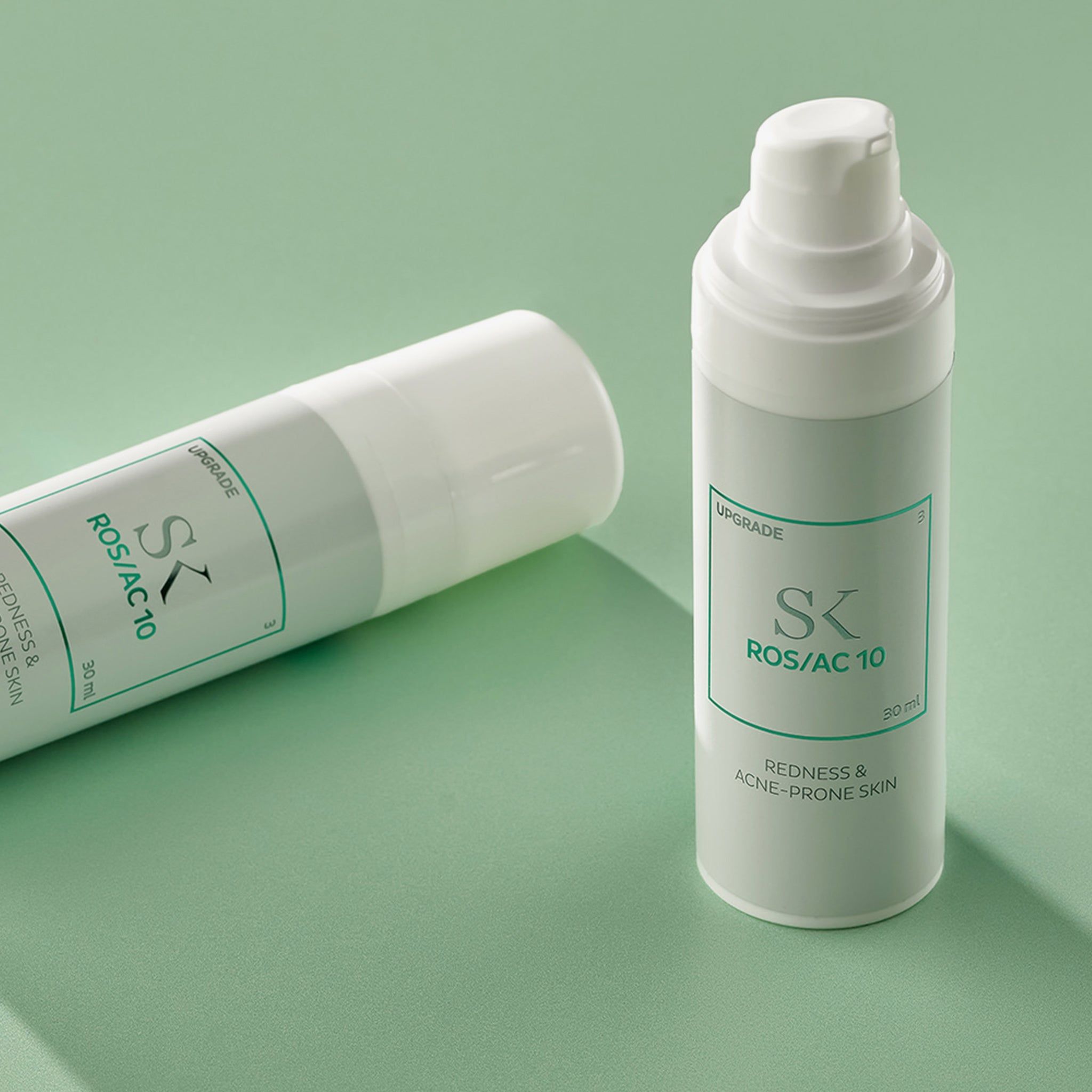 Due flaconi bianchi con etichetta verde. Scritta: SK ROS/AC 10, 30 ml. Testo: Redness & Acne-Prone Skin.