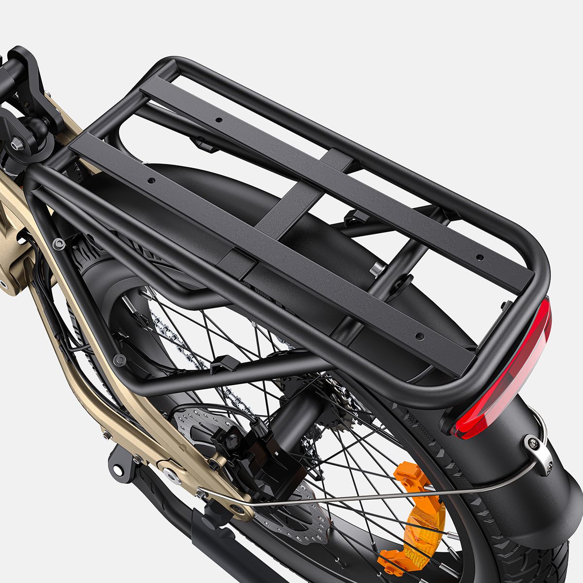 Primo piano del portapacchi di una bici elettrica. Colore nero.