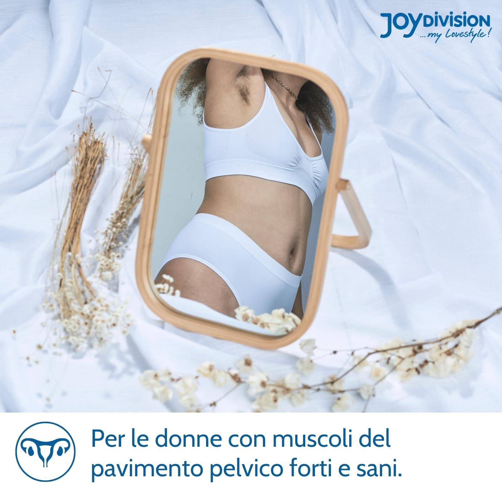 Donna si guarda allo specchio, per muscoli pelvici forti e sani.