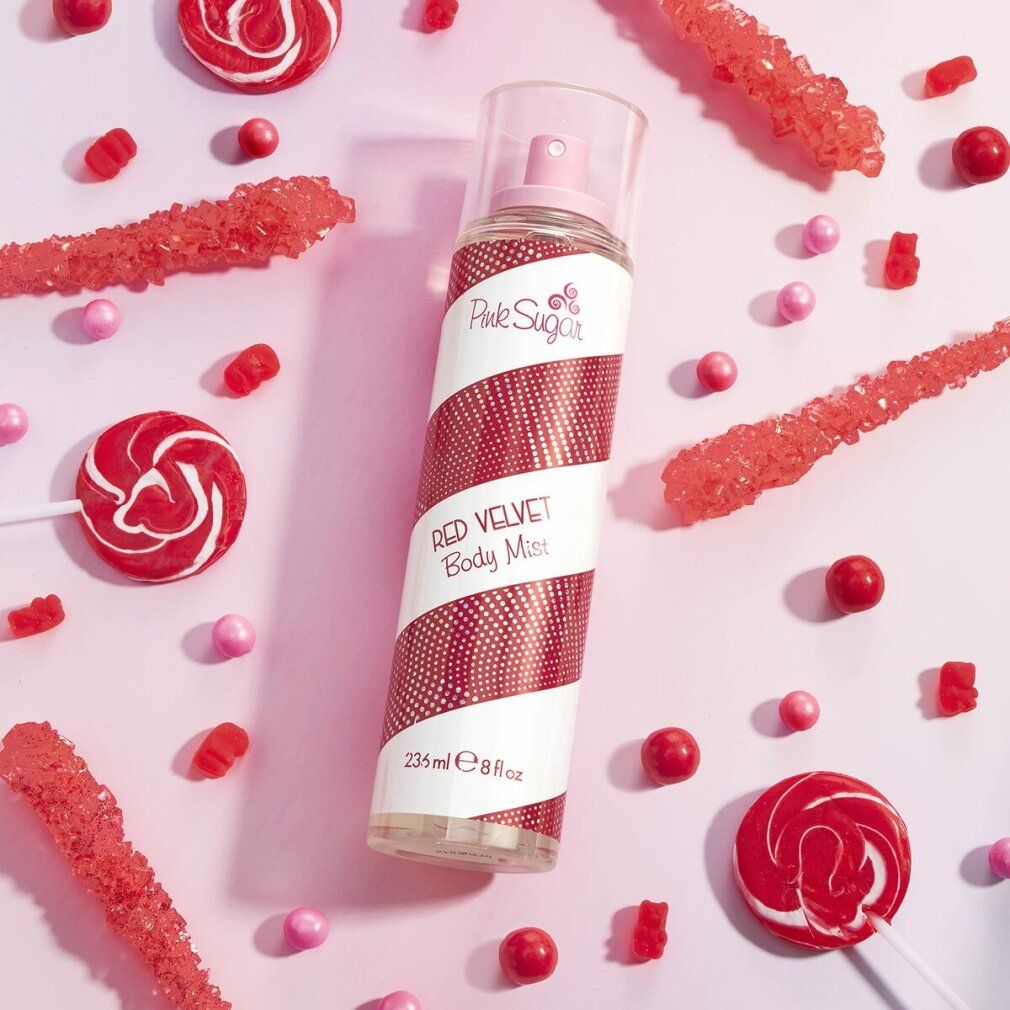 Spray per il corpo rosso e bianco circondato da caramelle. Il nome Pink Sugar e Red Velvet Body Mist sono visibili. Testa spray trasparente.