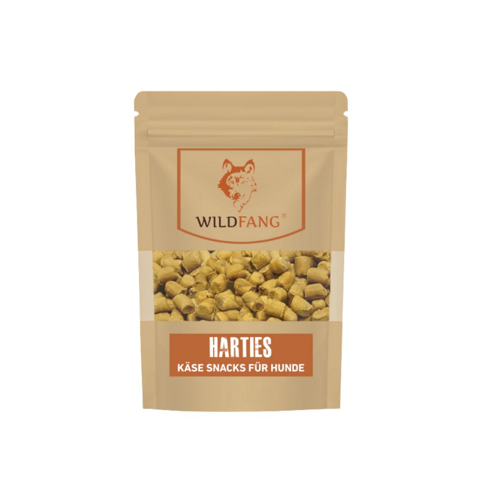 Sacchetto di carta marrone con WILD FANG e HARTIES. Snack al formaggio per cani. Contenuto: piccoli cubetti gialli.