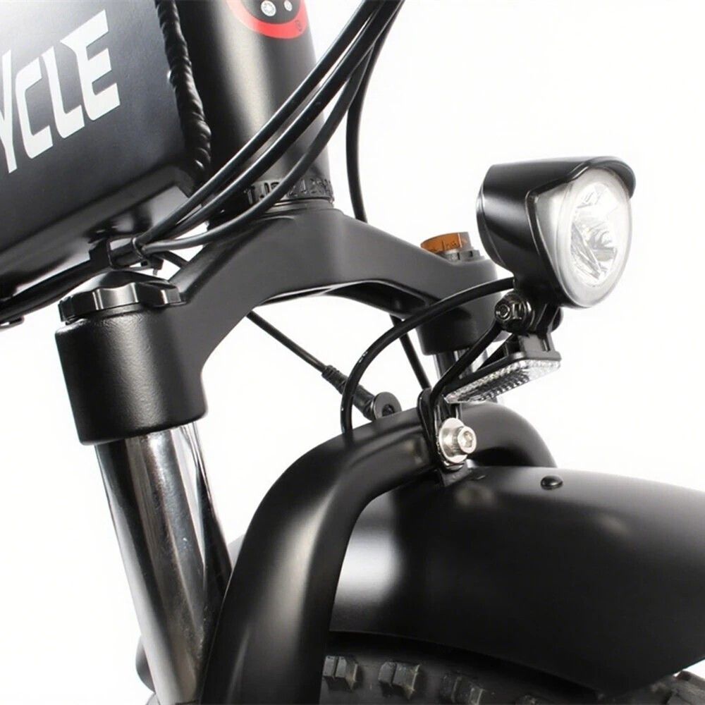 Primo piano della parte anteriore di una e-bike con faro e parafango. Nero.