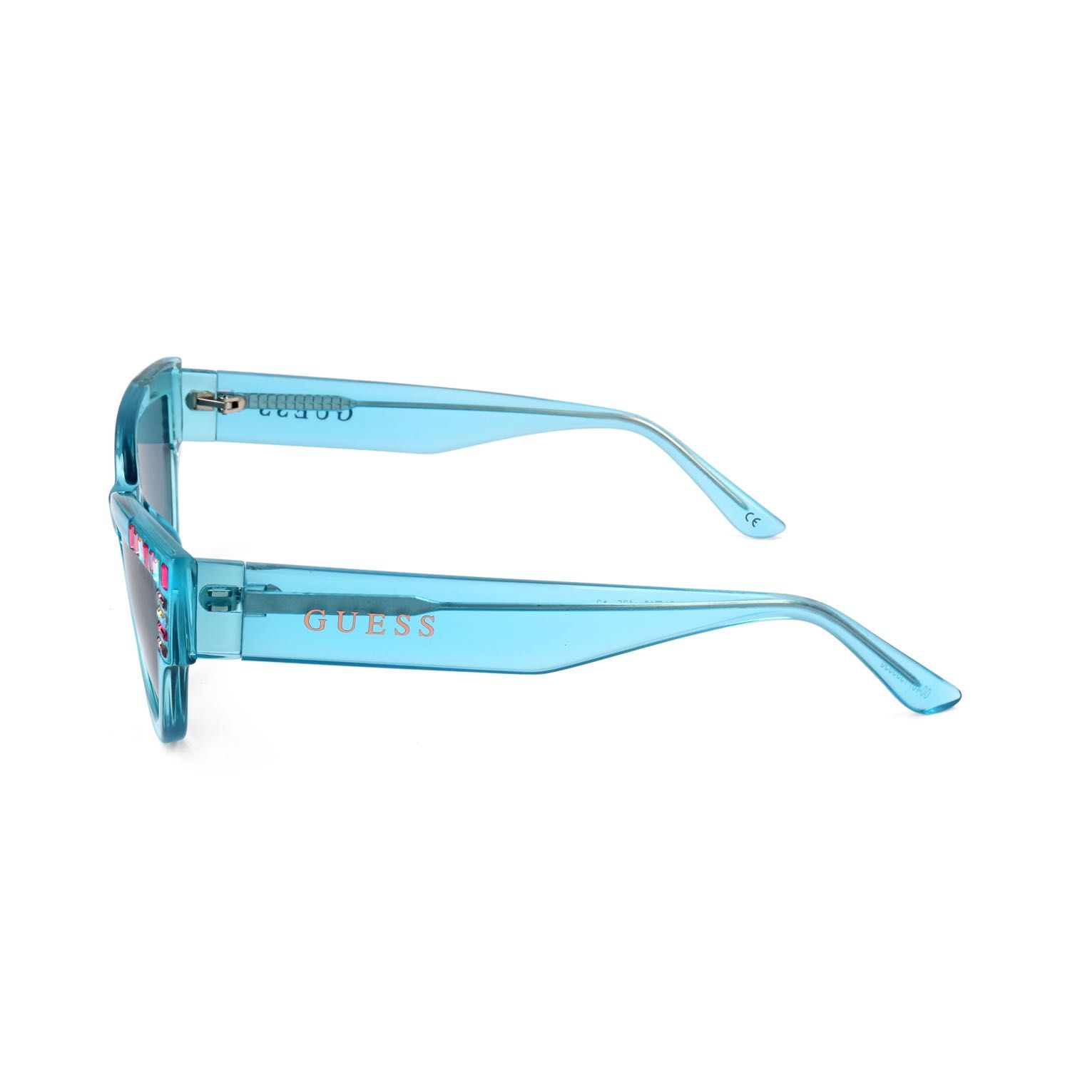 Occhiali da sole Guess blu, vista laterale. Montatura in plastica trasparente con logo sul braccio.