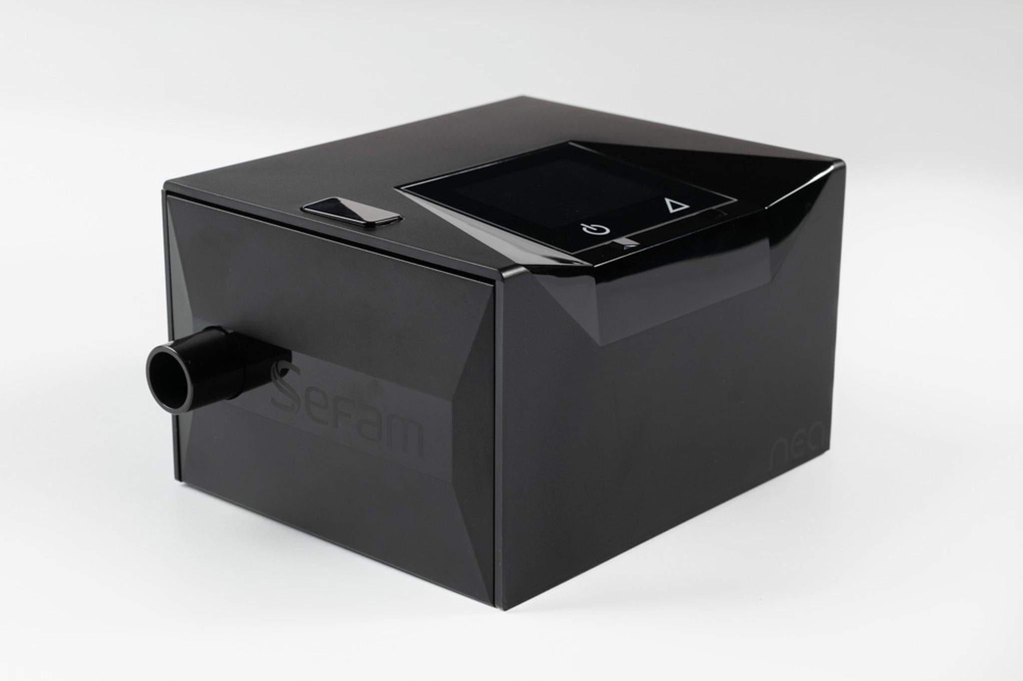 Dispositivo Sefam Néa DUO ST nero con connettore e display.