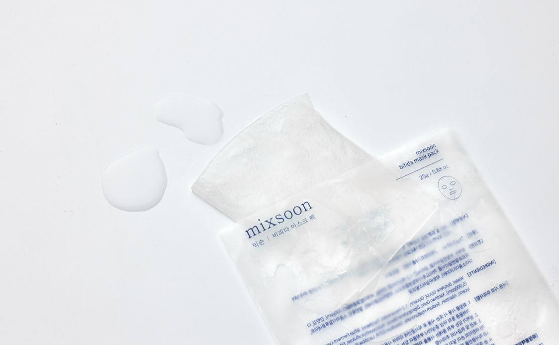 Confezione maschera aperta con liquido. Il marchio mixsoon è visibile.