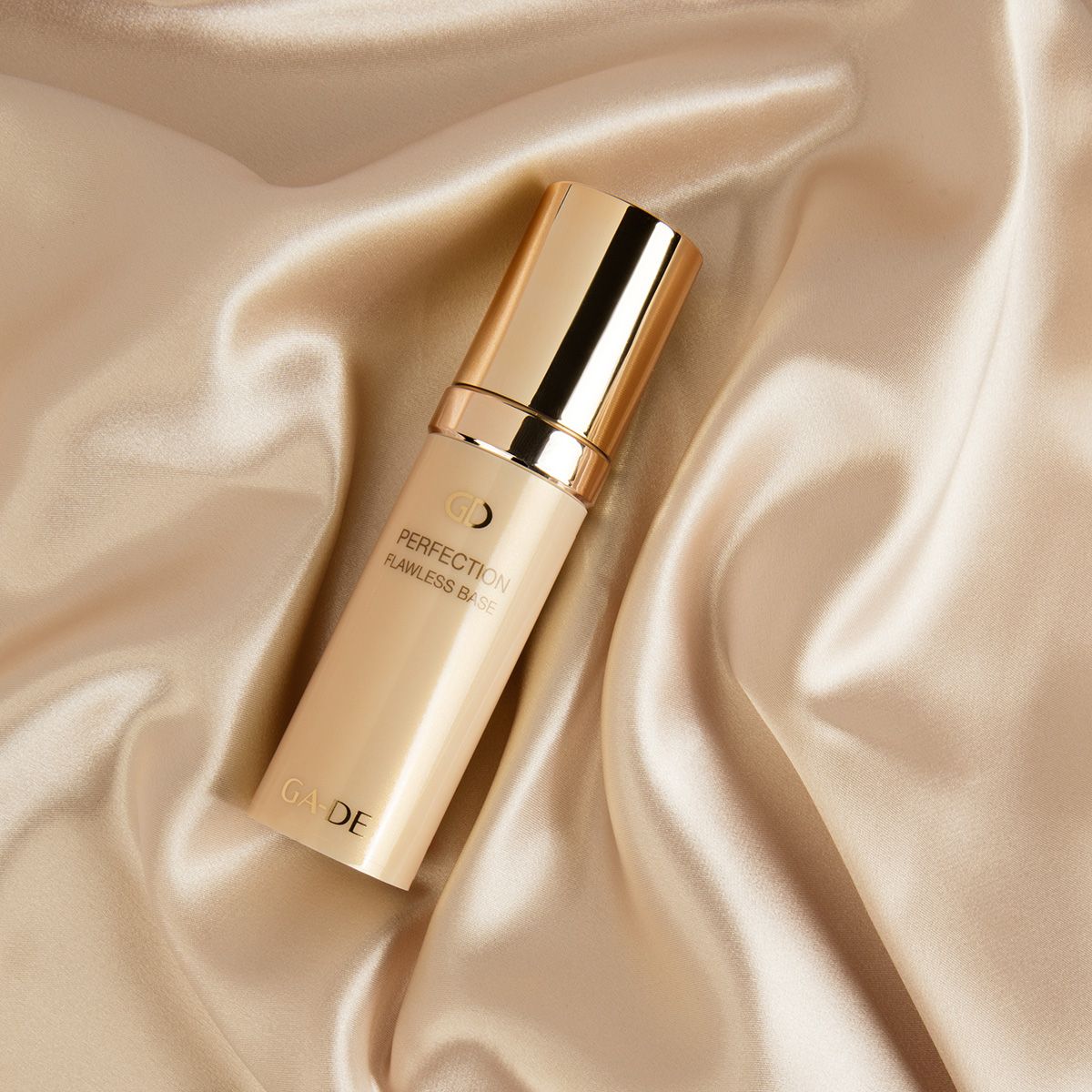 Ga-De Perfection Flawless Base. Su tessuto dorato. Flacone dorato con tappo dorato.