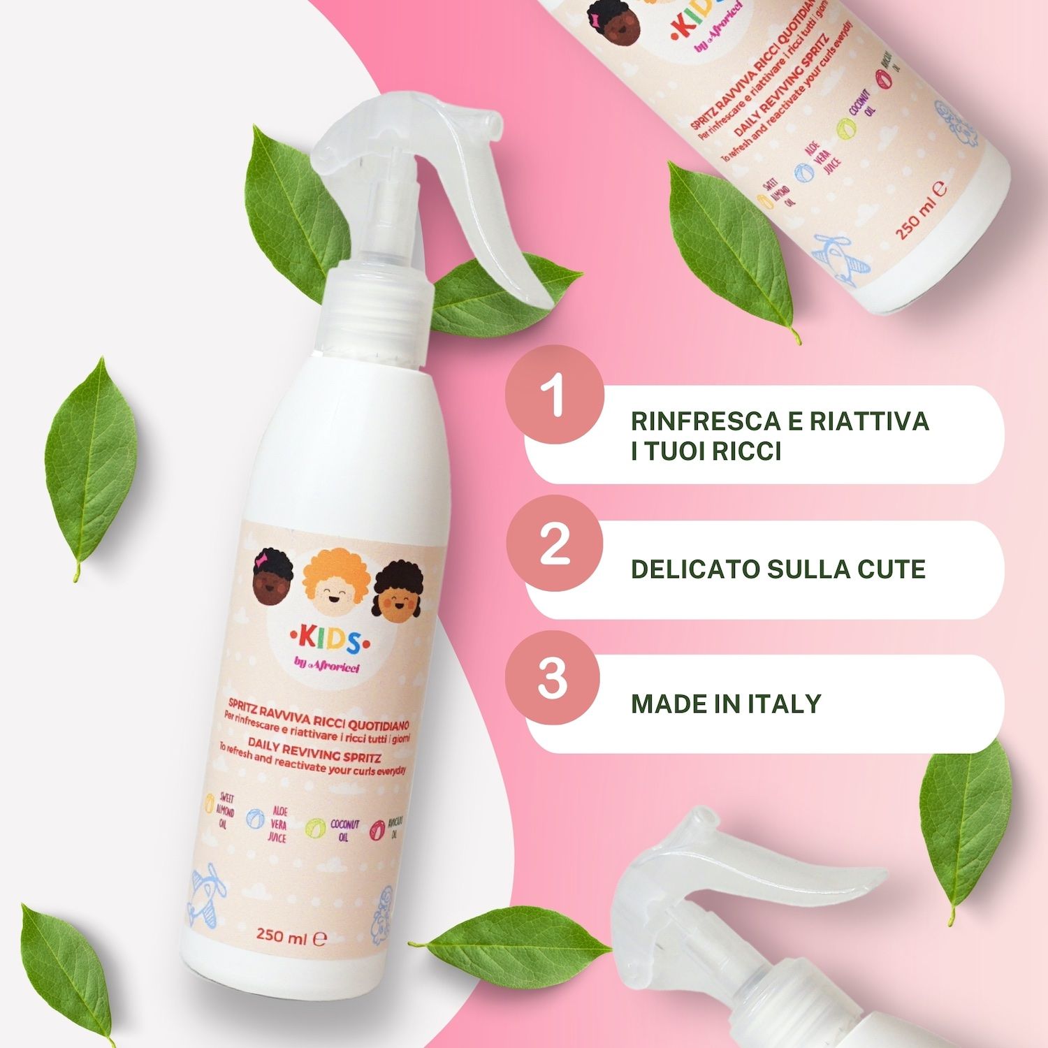 Flacone spray bianco con testo AfroRicci Kids. Testo: Rinfresca e riattiva i tuoi ricci. Delicato sulla cute. Made in Italy.