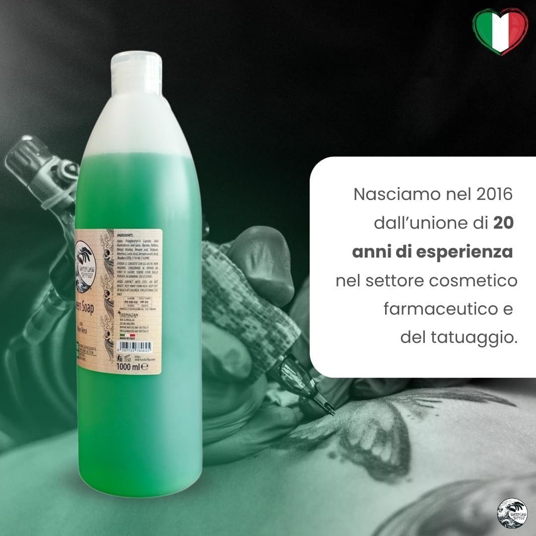 Sapone verde. Testo: Nascimo nel 2016. Macchina per tatuaggi e pelle tatuata.