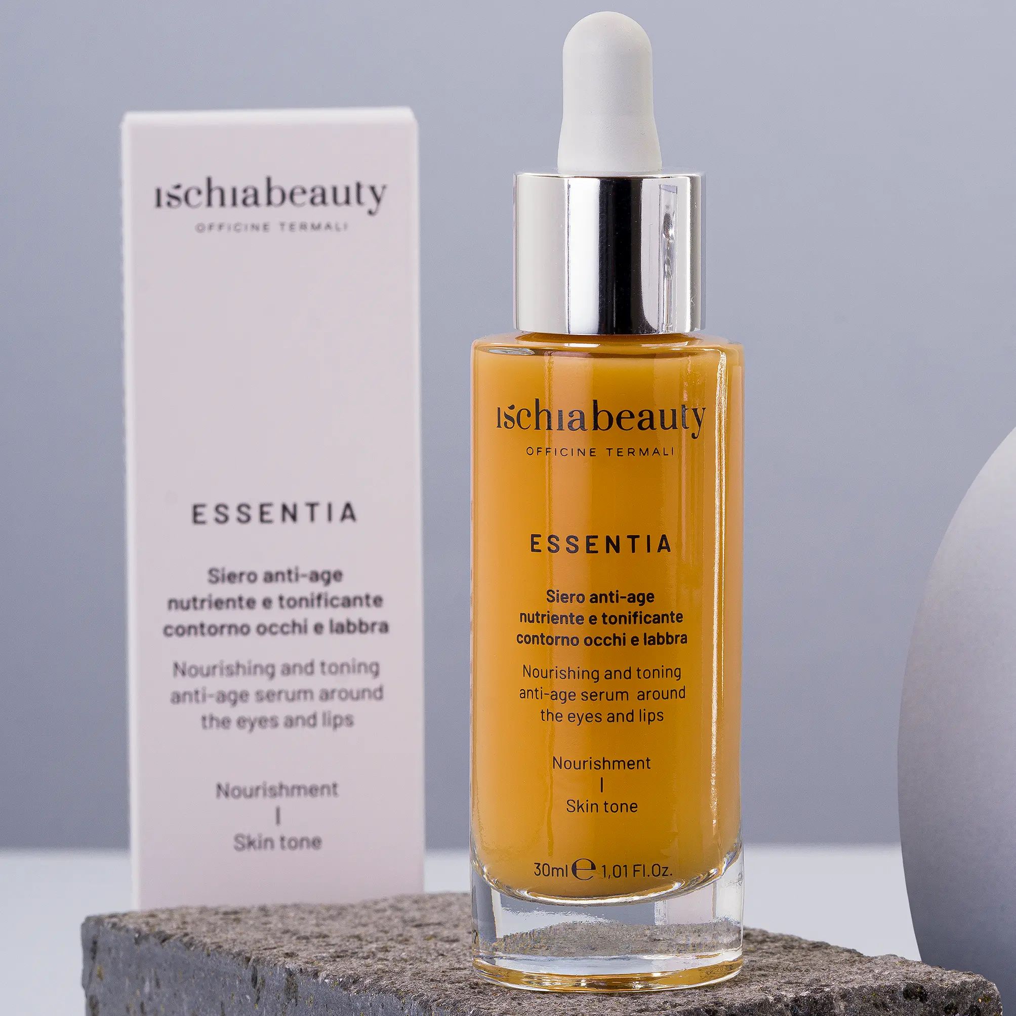 Flacone di siero e confezione. Scritta: Ischiabeauty, Essentia, Siero anti-age. Flacone con contagocce.