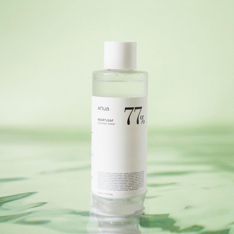Flacone bianco con tappo bianco. Scritte: Anua, 77%, Heartleaf Soothing Toner. Sfondo verde.