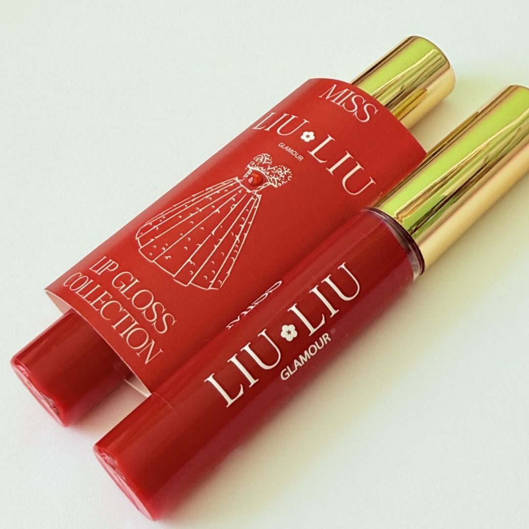 Lucidalabbra rosso e confezione. Tappo dorato. Scritta: Miss Liu Liu Glamour, Lip Gloss Collection.