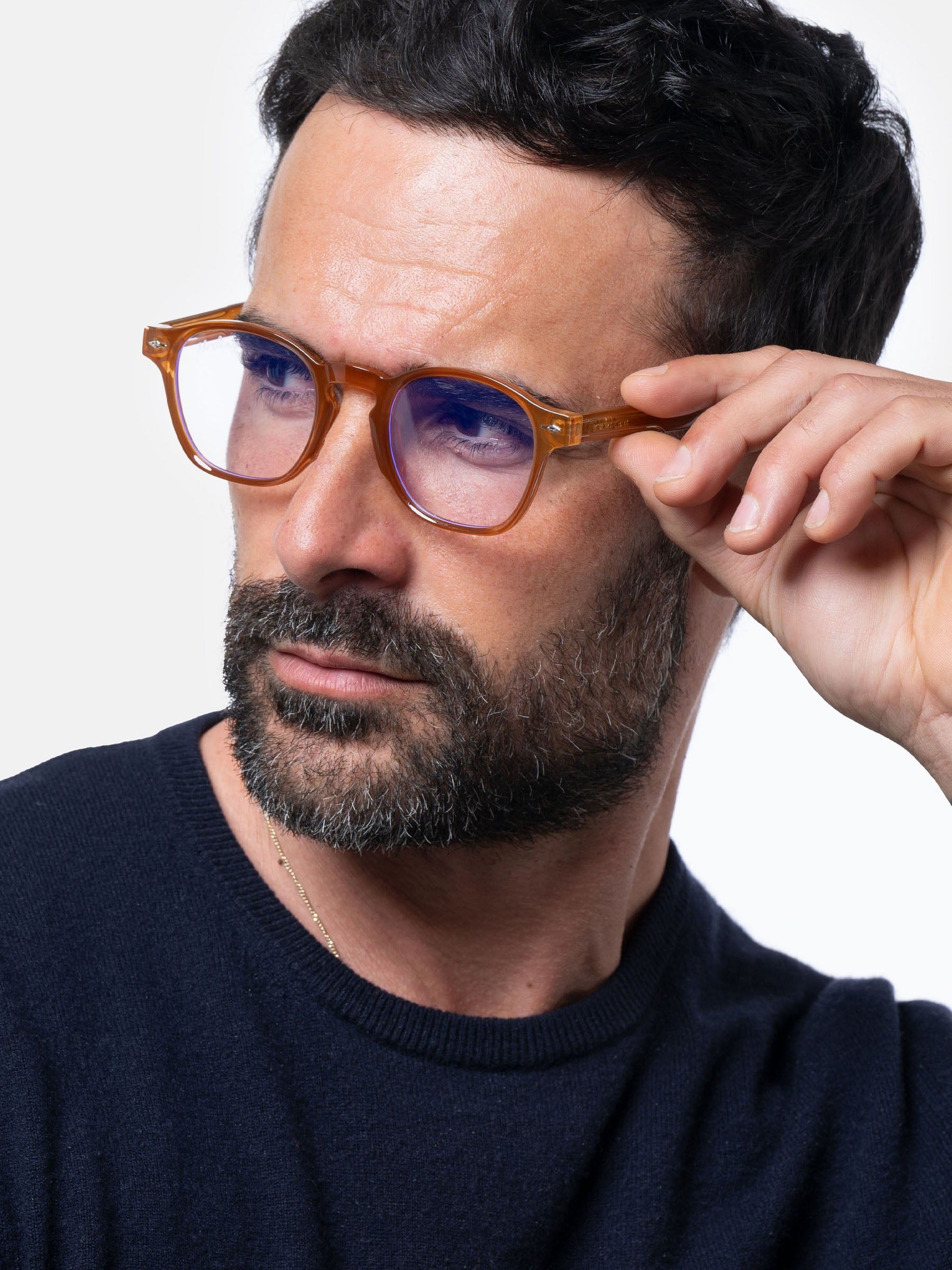 Uomo con occhiali marroni. Le lenti sembrano blu.