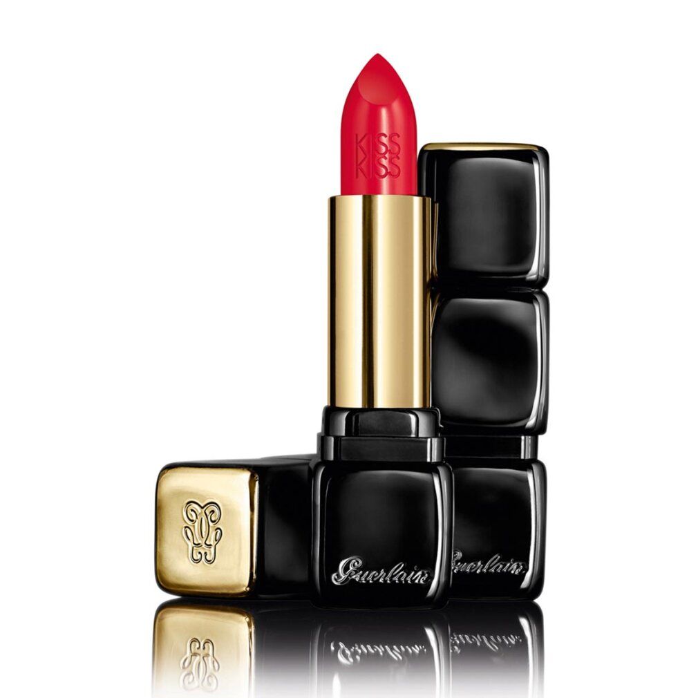 Rossetto rosso aperto, astuccio nero quadrato, parte centrale dorata. Marchio e riflesso visibili.