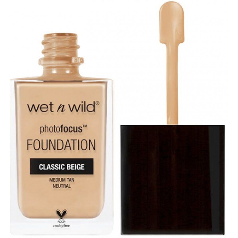 Fondotinta Wet n Wild Photofocus Classic Beige. Flacone aperto con applicatore. Tonalità beige. Cruelty-free.