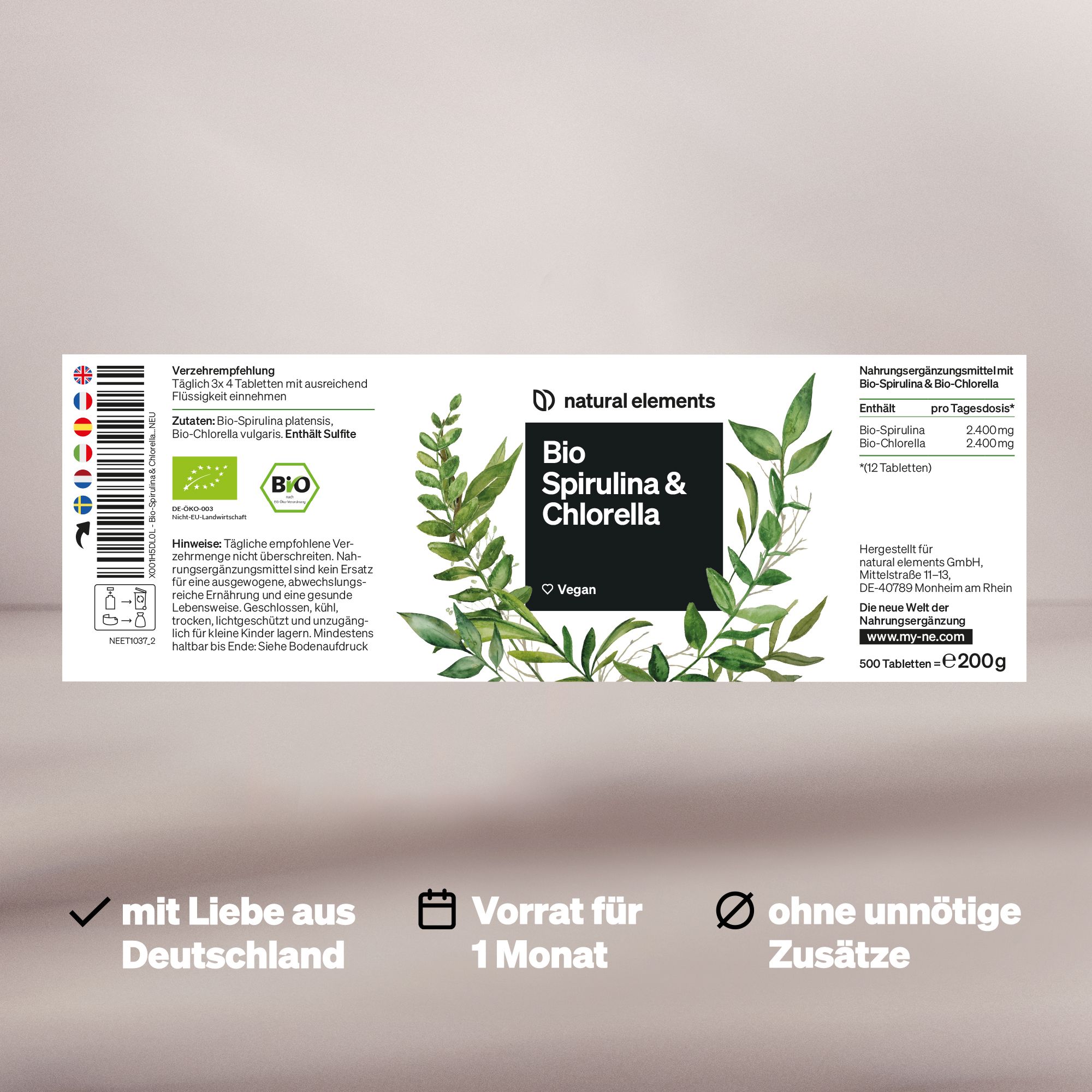 Etichetta con informazioni sul prodotto. Scritta: Bio Spirulina & Chlorella. Logo vegano. Sigillo bio. Testo in più lingue.
