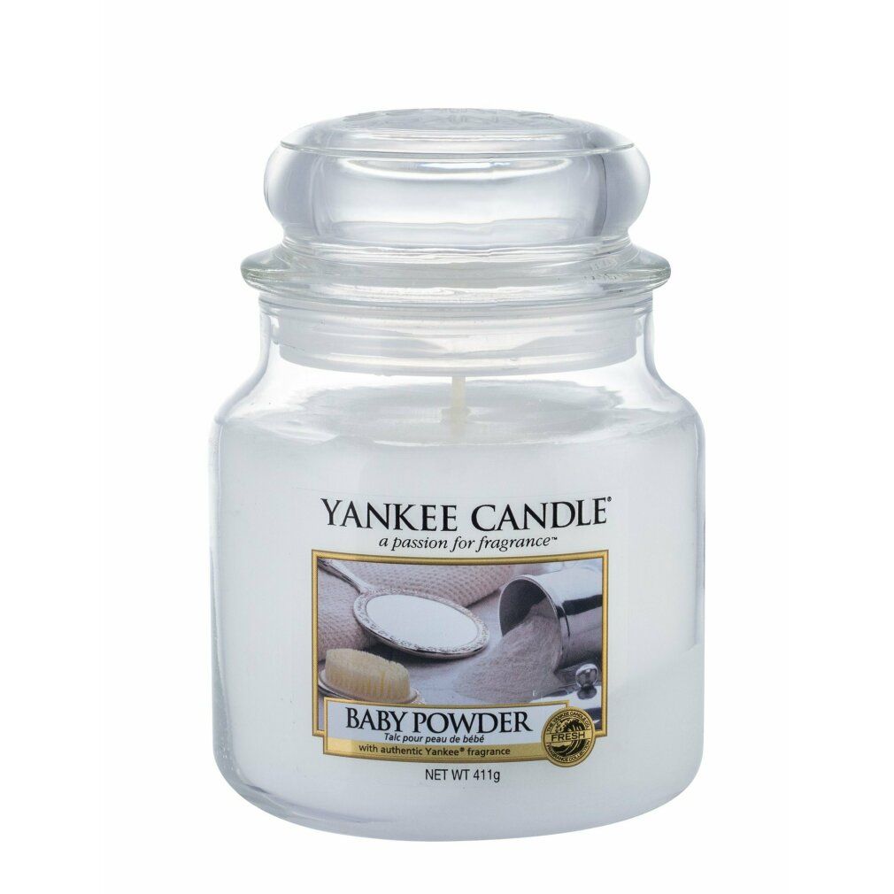 Candela profumata Yankee Candle Baby Powder in vaso con coperchio. Etichetta con immagine del prodotto. Peso: 411g.