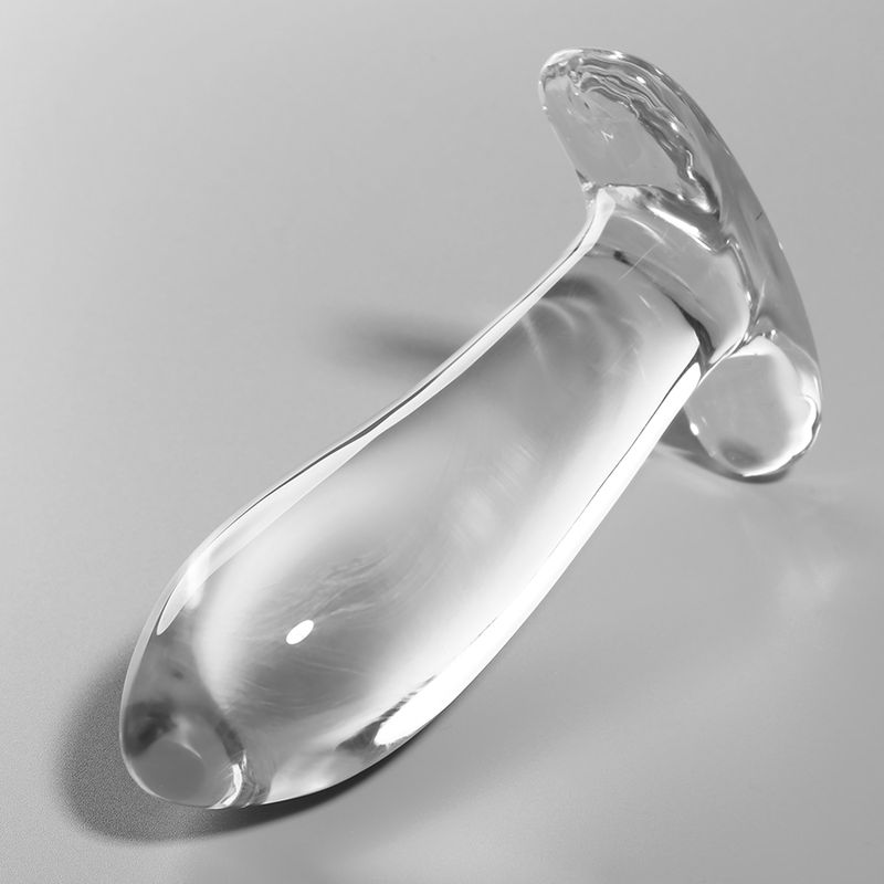 Plug anale in vetro trasparente con base larga, su sfondo grigio.