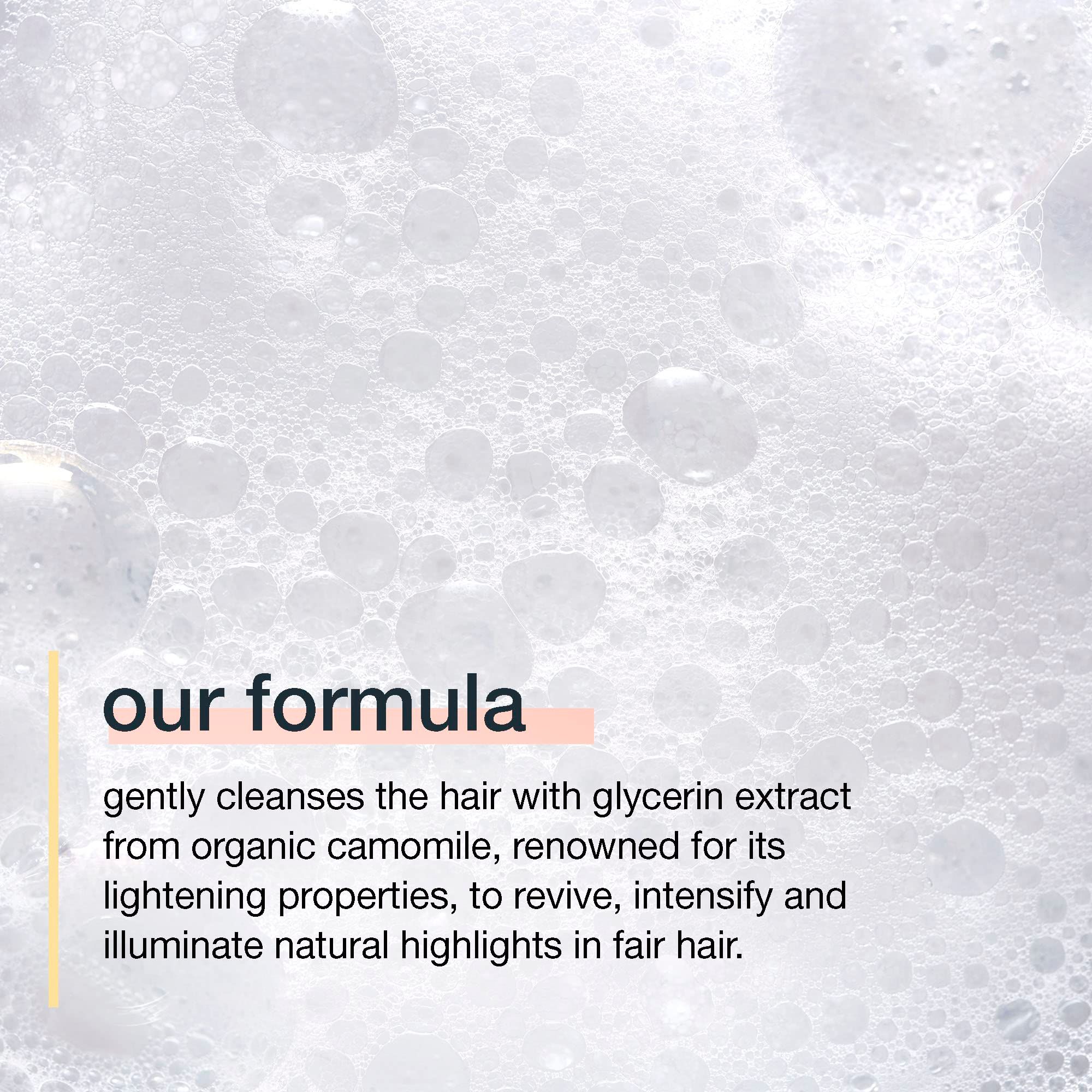 Primo piano della schiuma. Testo: la nostra formula, deterge delicatamente i capelli con estratto di glicerina di camomilla biologica, nota per le sue proprietà illuminanti.