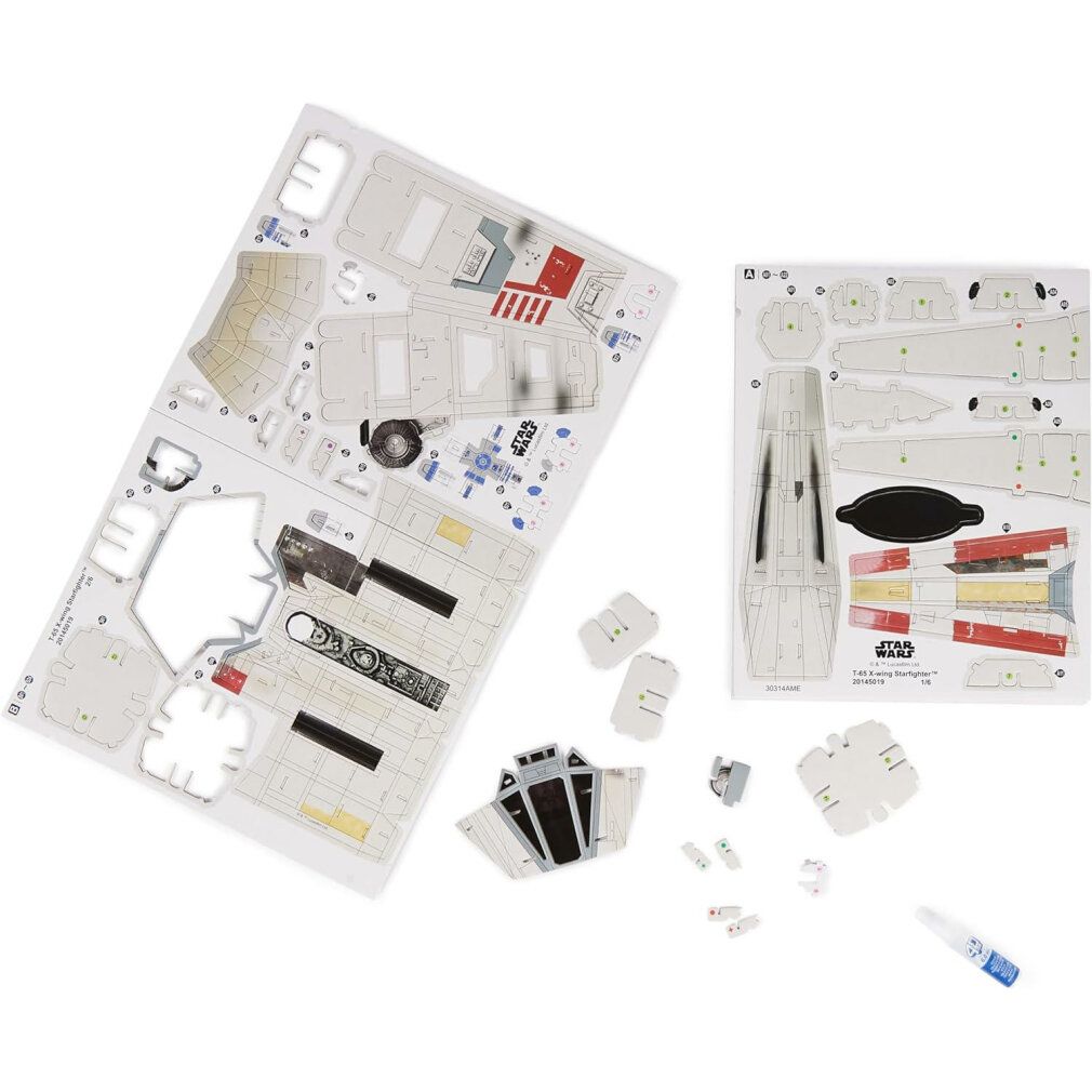 Parti del puzzle in cartone. Diverse forme e dimensioni. Include colla. Parti per assemblare il modello.