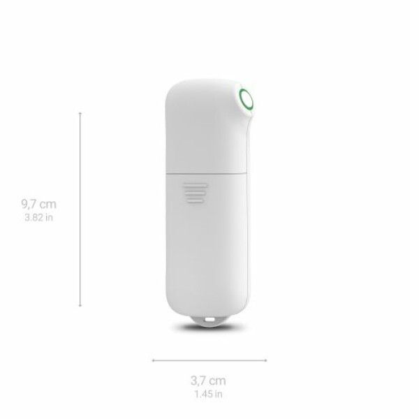 Donna usa dispositivo bianco all'aperto. Per punture. Applicato sul braccio.