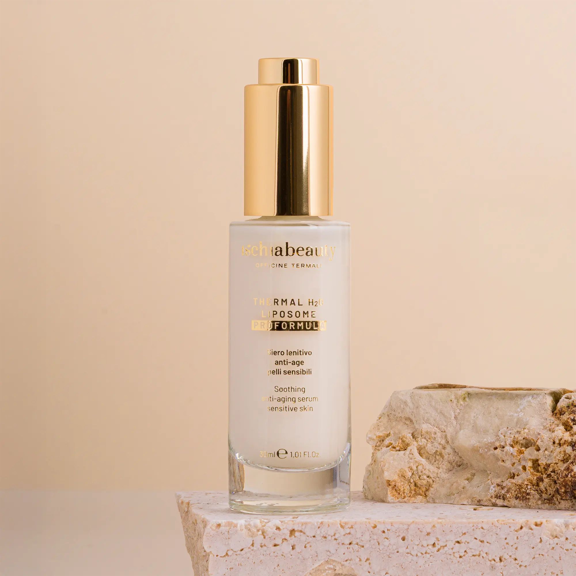 Flacone di siero bianco con tappo dorato. Scritte: ischiabeauty, Thermal H2O, Liposome Formula, Siero lenitivo anti-age pelli sensibili.