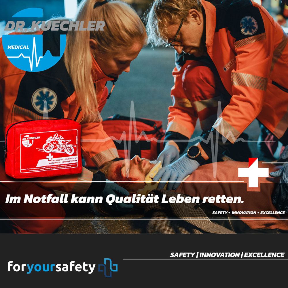 Borsa rossa accanto a un ferito. I paramedici forniscono il primo soccorso. Stampa sulla borsa.