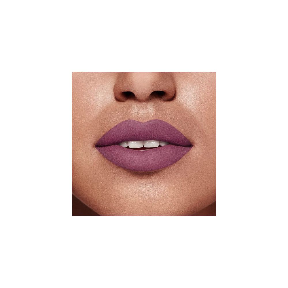 Primo piano di labbra dipinte con un rossetto rosa.