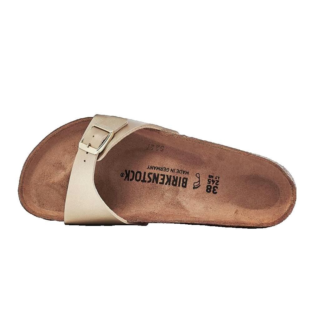 Sandalo Birkenstock Madrid Bf. Tomaia dorata con fibbia. Plantare in sughero. Marchio Birkenstock.