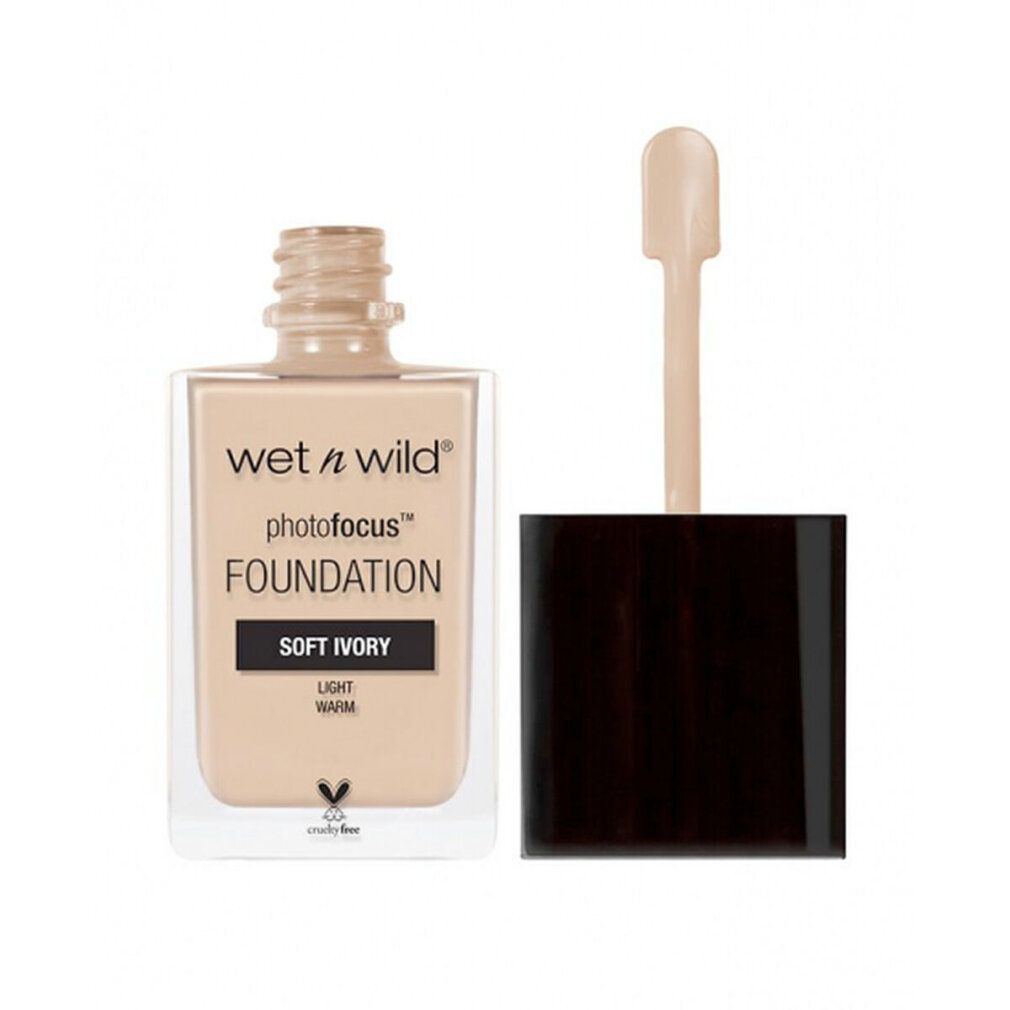 Fondotinta Wet n Wild Photofocus. Flacone con applicatore. Tonalità Soft Ivory. Logo Cruelty Free. Colore chiaro e caldo.