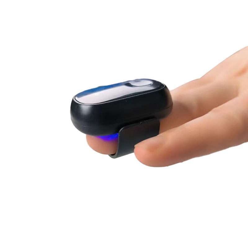 Dispositivo nero a forma di dito con luce blu. Il dispositivo è fissato su un dito.