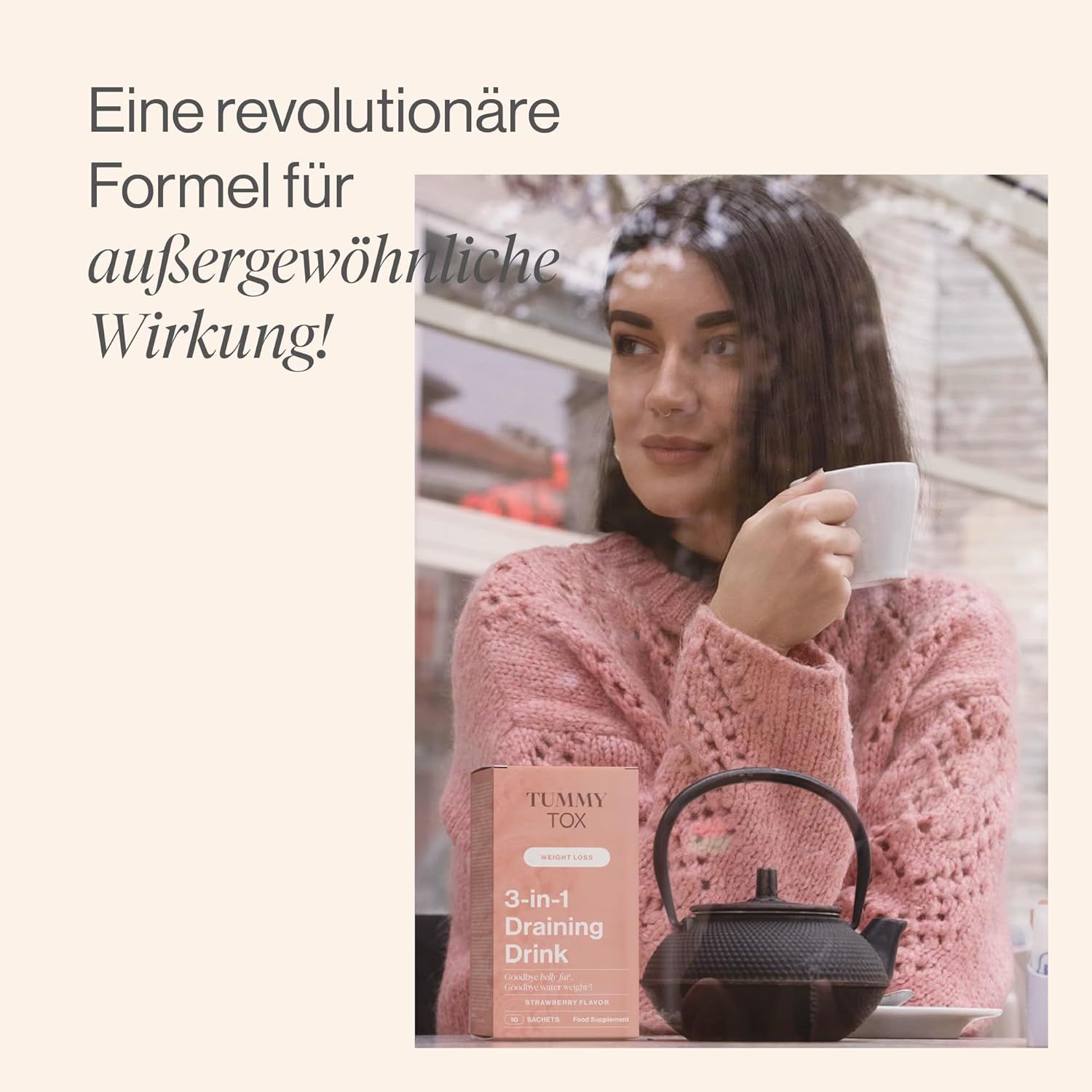 Donna che beve da una tazza. Sul tavolo, una confezione con la scritta Tummy Tox 3-in-1 Draining Drink e una teiera.