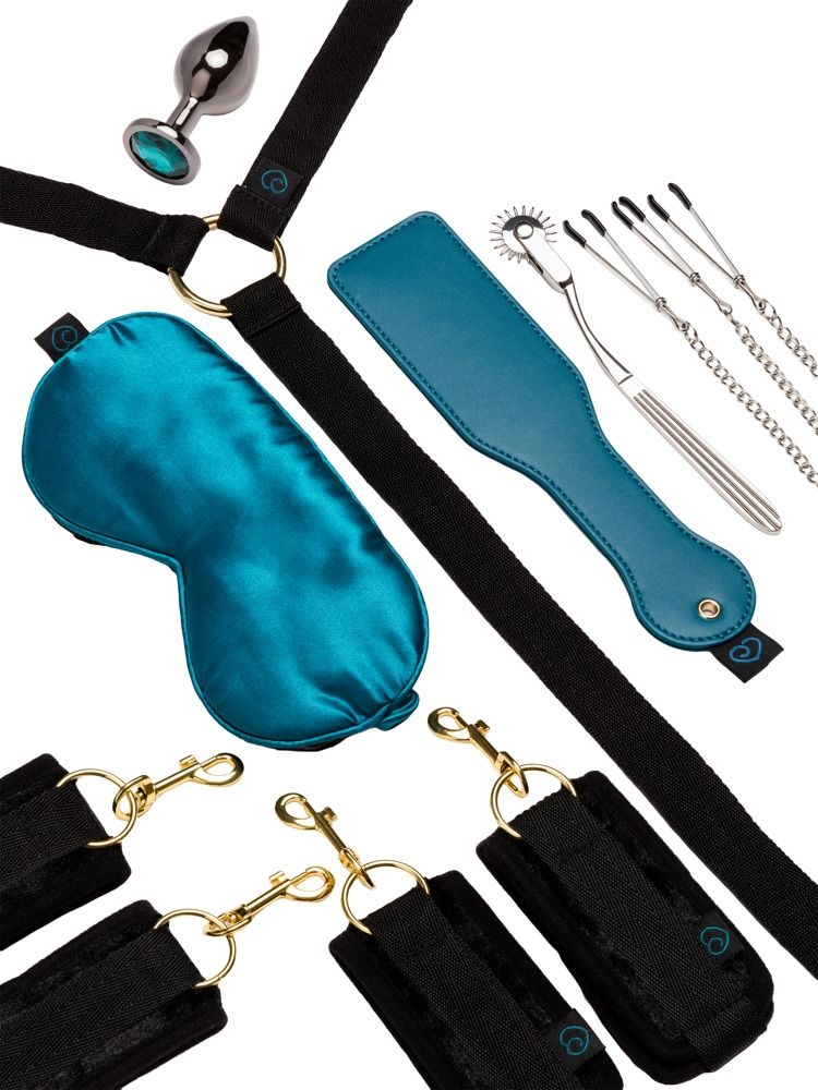 Un set di otto articoli: maschera per gli occhi, paddle, ruota, pinze, tappi, anelli, cinghie.