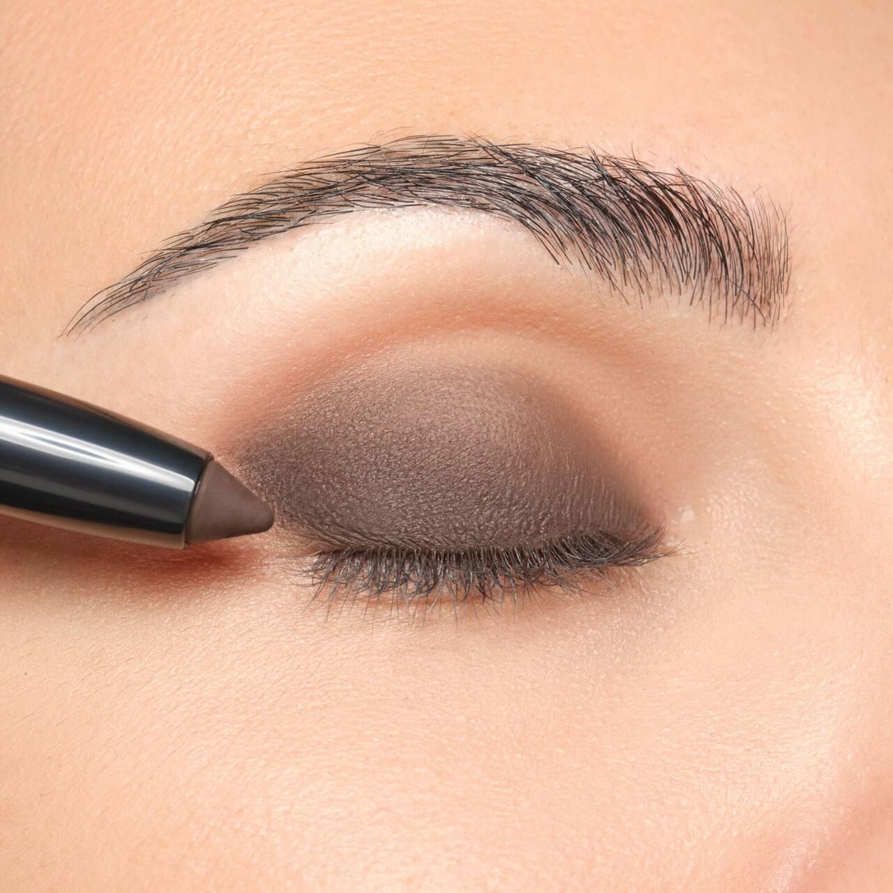 Occhio con ombretto marrone. Applicazione di un Eyeshadow Stylo.