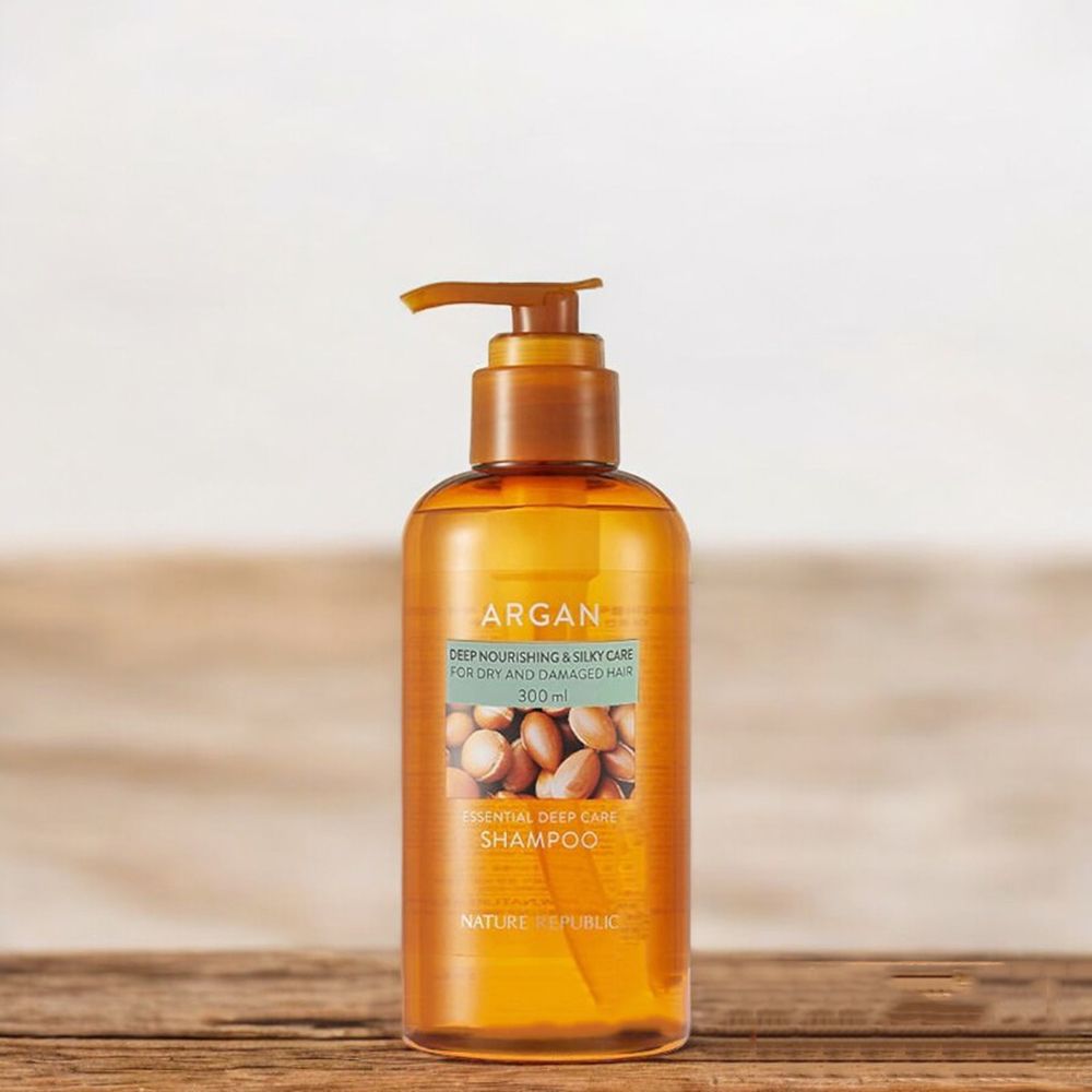 Flacone di shampoo con dosatore a pompa. Scritta: Argan, Essential Deep Care Shampoo. Marchio: NATURE REPUBLIC.
