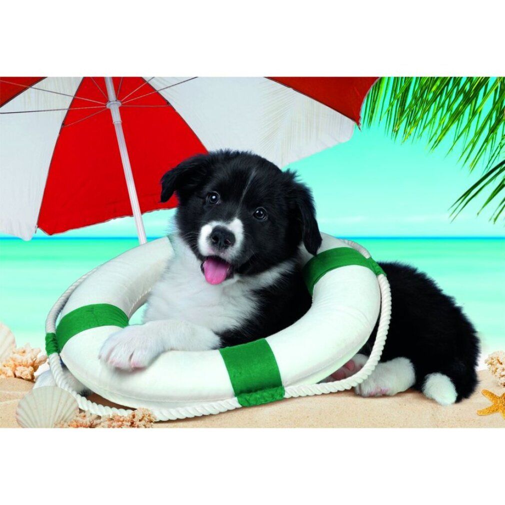 Puzzle con motivo spiaggia. Un cane in un salvagente sulla spiaggia, sotto un ombrellone.