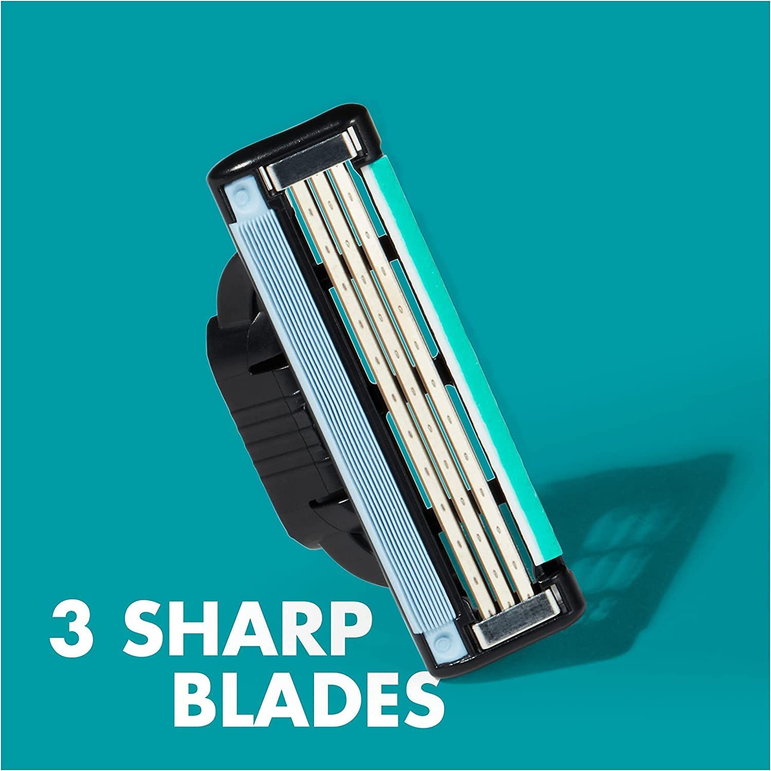 Primo piano della testina del rasoio. Tre lame, dettagli blu e verdi. Testo: 3 Sharp Blades.