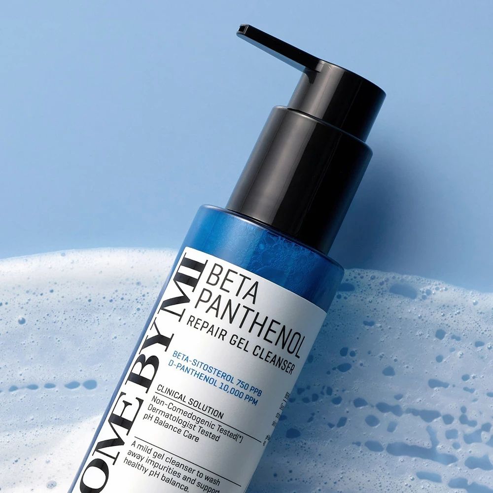Flacone blu con erogatore nero. Scritta: Beta Panthenol Repair Gel Cleanser. Marchio: SOMEBYMI.