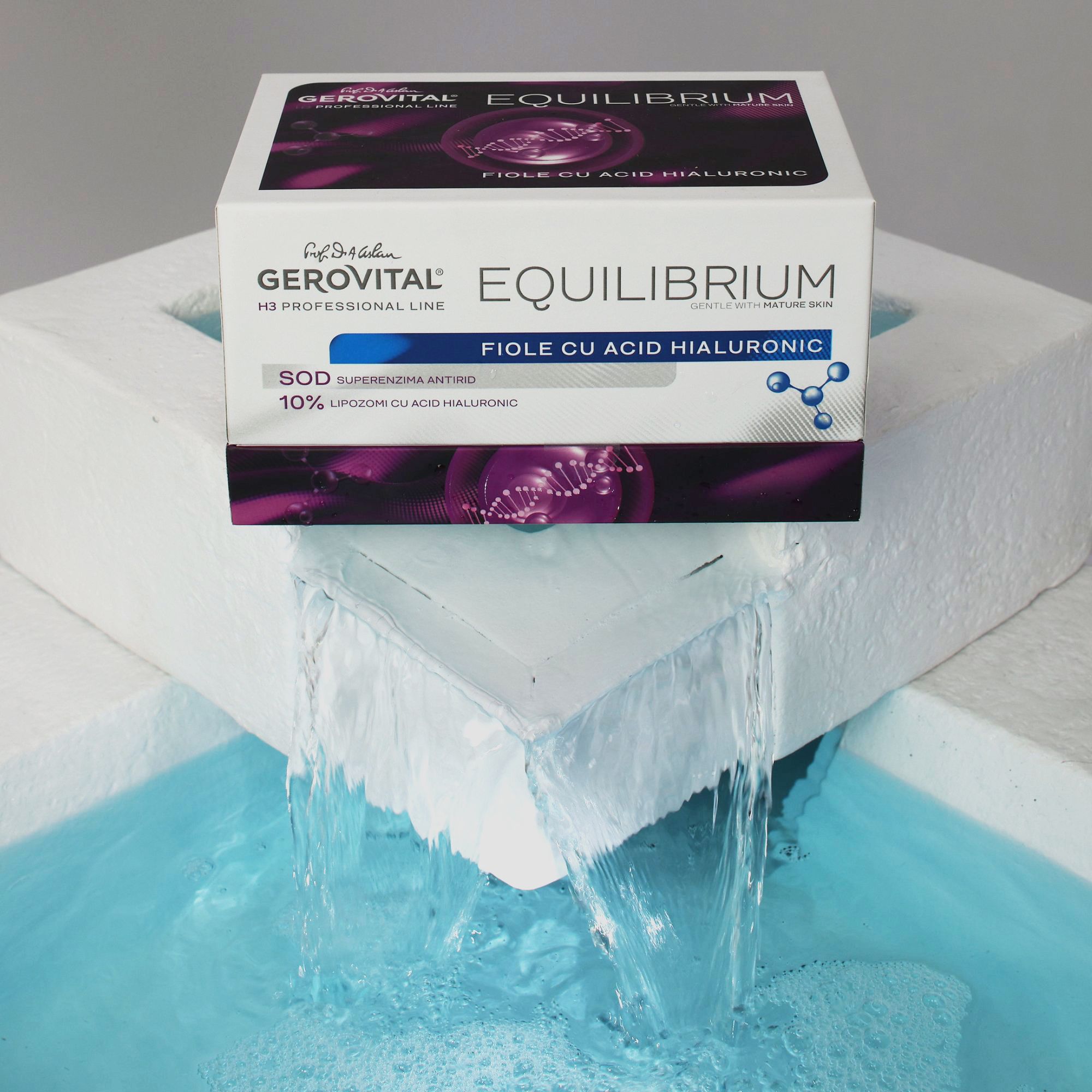 Confezione del prodotto su una struttura bianca con acqua. Scritta: Gerovital Equilibrium, Fiola Cu Acid Hialuronic, 10% Liposomi.
